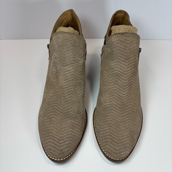 Lucky Brand Women’s Beige Suede Ankle Booties Women 7 1/2 Quiet Luxury Boho - Picture 4 of 7